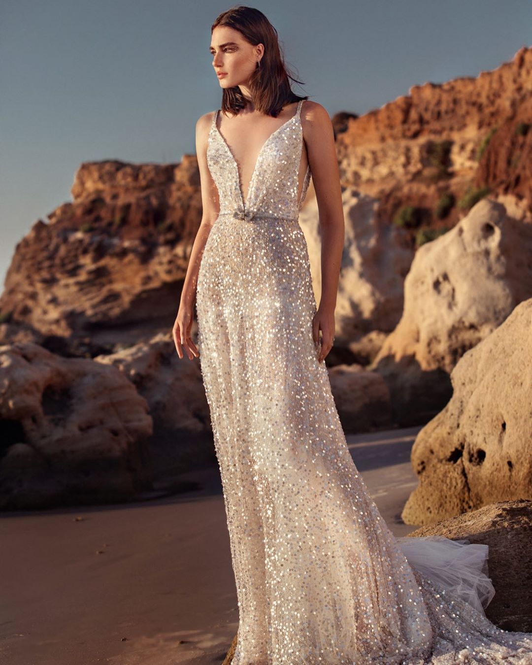 WOLFF | V-Ausschnitt Ärmelloses Taillensammlungs Silber Paillette Slip Dress
