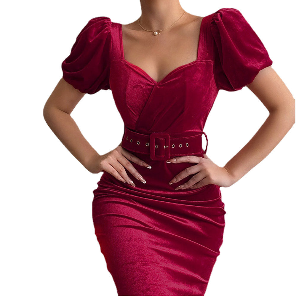 WOLFF | Taillenhervorhebendes Low-Neck Samt Bodycon Kleid