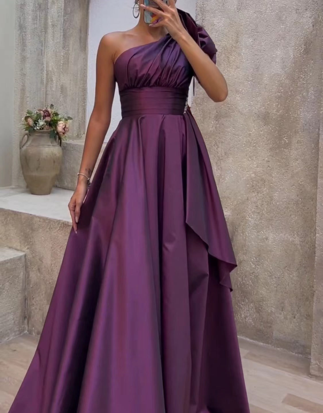 WOLFF | Eine-Schulter Langarm Hochwertiges Kleid mit großem Saum