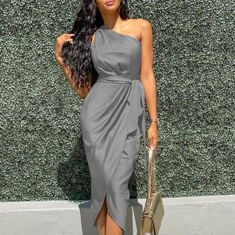 WOLFF | Asymmetrisches One-Shoulder Gürteldress Slim Fit Satin Dress