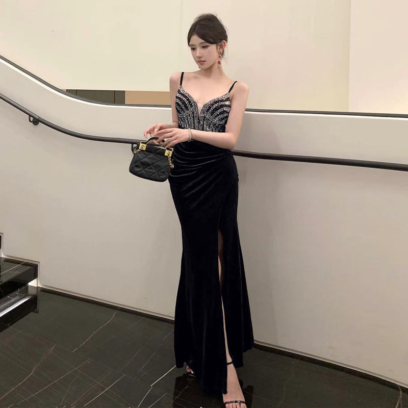 WOLFF | Rhinestone V-Ausschnitt Abendkleid mit Schlitz Spaghetti-Trägern