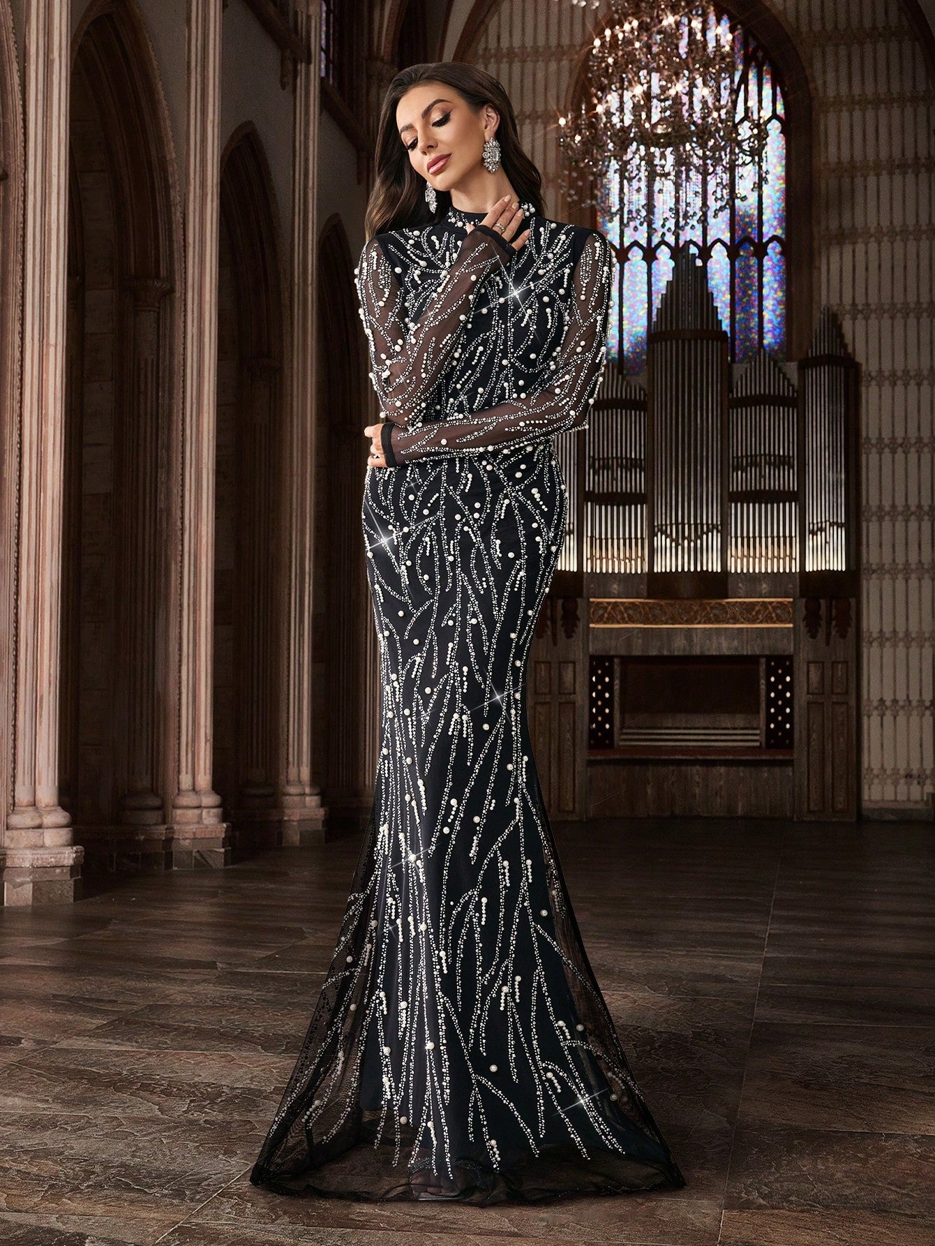 Funkelndes Abendkleid mit langen Ärmeln und Kristallstickerei – Figurbetontes Maxikleid in Apricot für Dinnerpartys, Bankette & Cocktailabende