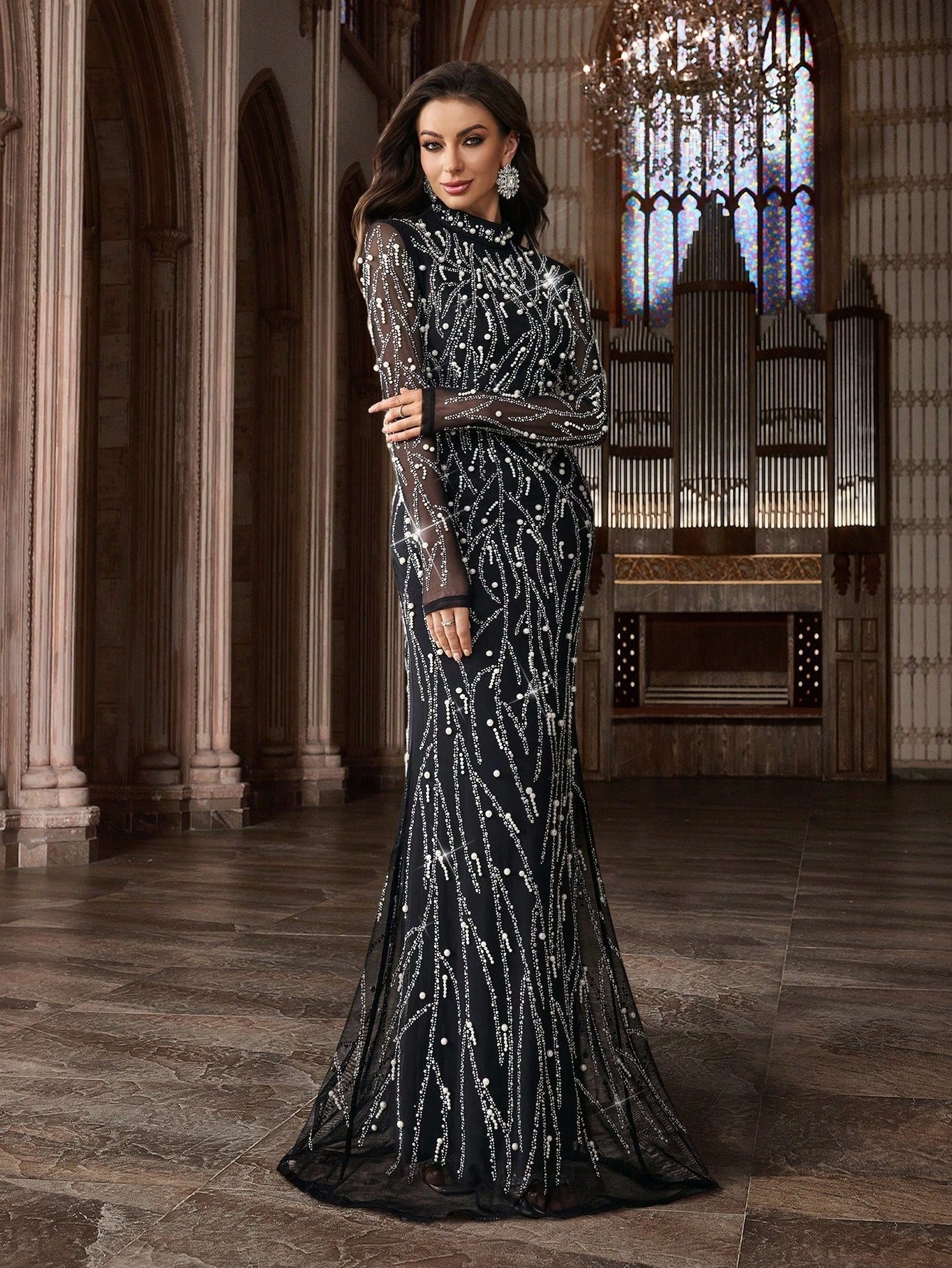 Funkelndes Abendkleid mit langen Ärmeln und Kristallstickerei – Figurbetontes Maxikleid in Apricot für Dinnerpartys, Bankette & Cocktailabende