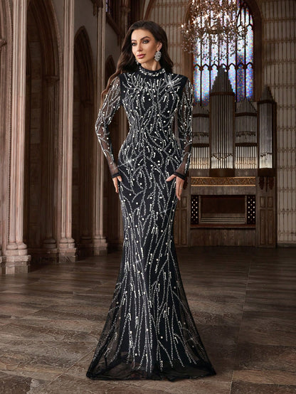 Funkelndes Abendkleid mit langen Ärmeln und Kristallstickerei – Figurbetontes Maxikleid in Apricot für Dinnerpartys, Bankette & Cocktailabende