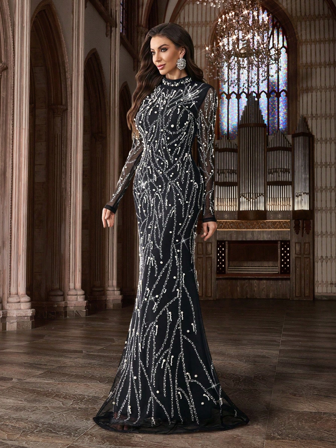 Funkelndes Abendkleid mit langen Ärmeln und Kristallstickerei – Figurbetontes Maxikleid in Apricot für Dinnerpartys, Bankette & Cocktailabende