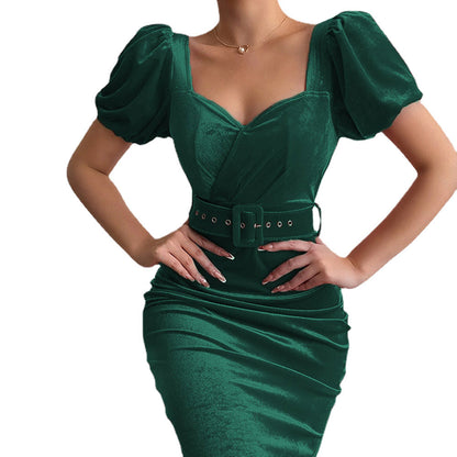 WOLFF | Taillenhervorhebendes Low-Neck Samt Bodycon Kleid