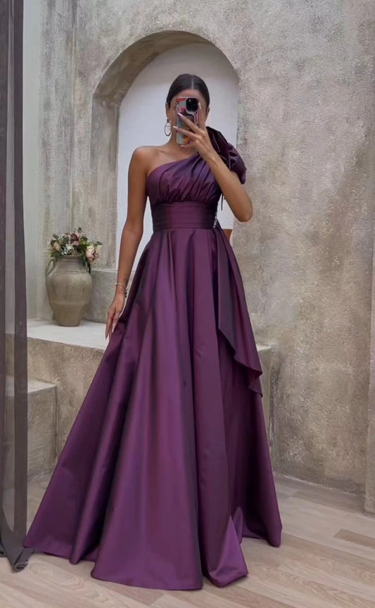 WOLFF | Eine-Schulter Langarm Hochwertiges Kleid mit großem Saum