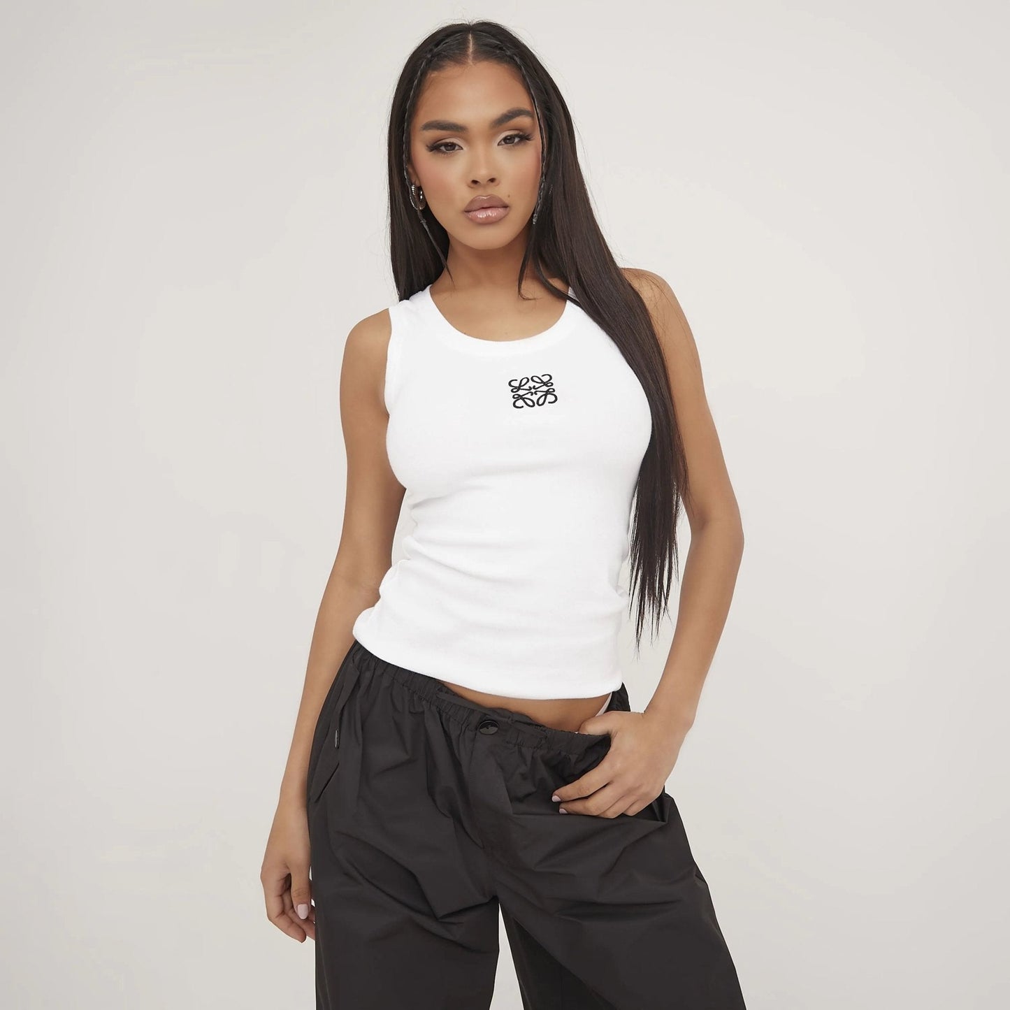 Geripptes Tanktop mit zarter Stickerei